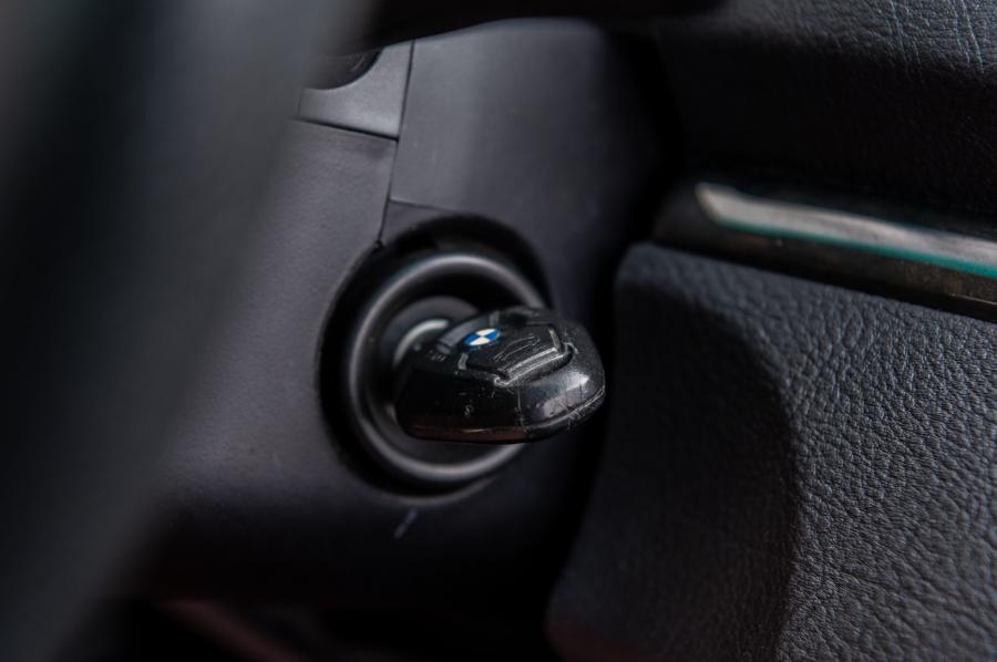 Детали интерьера BMW X5 4.8is (E53) 2004 года  (NA) (фото 53 из 104)